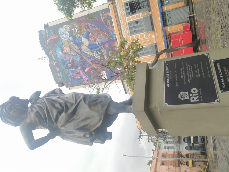 Estátua em homenagem a Mercedes Baptista - primeira mulher negra a integrar baile do Teatro Municipal