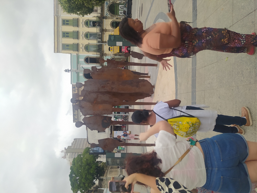 Saiba como é o free walking tour da Pequena África. Escultura próxima ao Cais do Valongo forma o mapa da África, na Pequena África