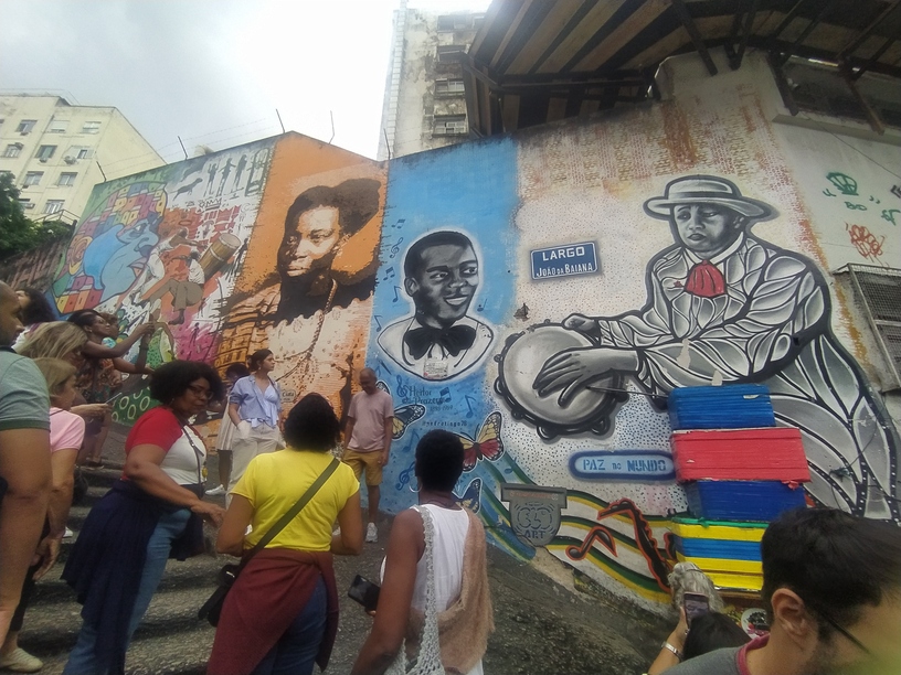 Saiba como é o free walking tour da Pequena África. Mural pintado na escadaria da Pedra do Sal ilustra os pioneiros do samba carioca